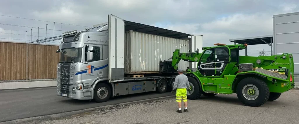 Effektiv lastning i Kungsbacka: Tjänster för säkra och snabba transporter med moderna lastbilar och utrustning.